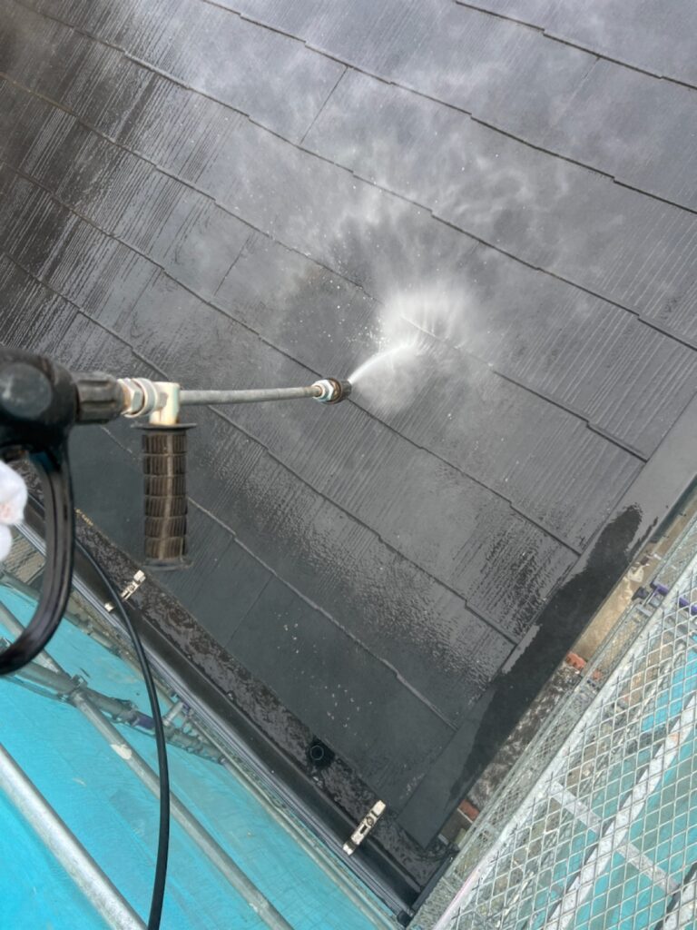 屋根洗浄<br />
（表面のコケやカビをしっかり落としました。）