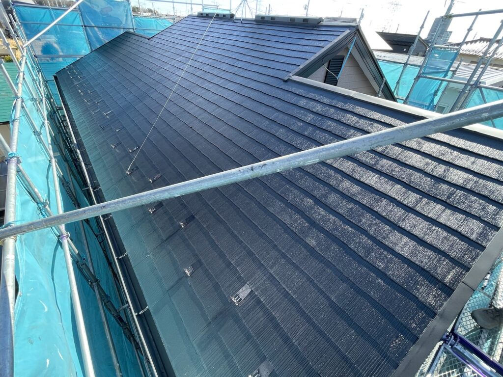 屋根下塗り（完了）<br />
※ツヤツヤに仕上がっていますので下塗りがしっかりと効いています。