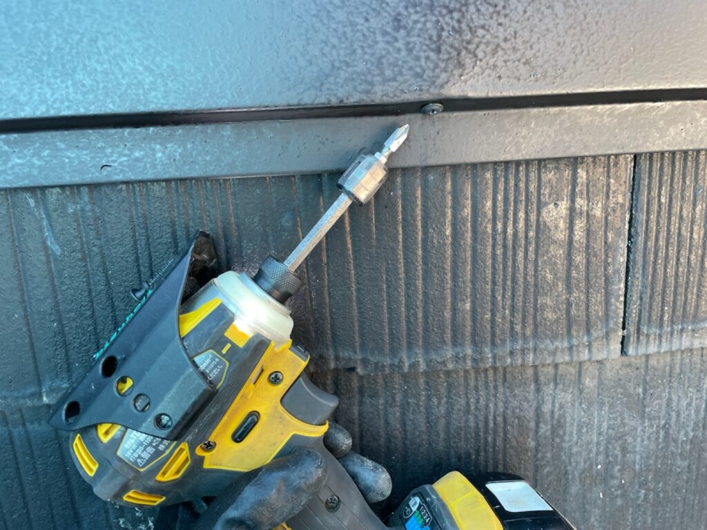 屋根板金の補強<br />
（既存の釘を抜き、パッキン付きのビスにて補強しました。）