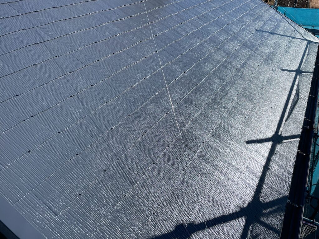 屋根中塗り（完了）<br />
※下塗りがしっかりと効いていますので、中塗りの時点で艶がすごいです。