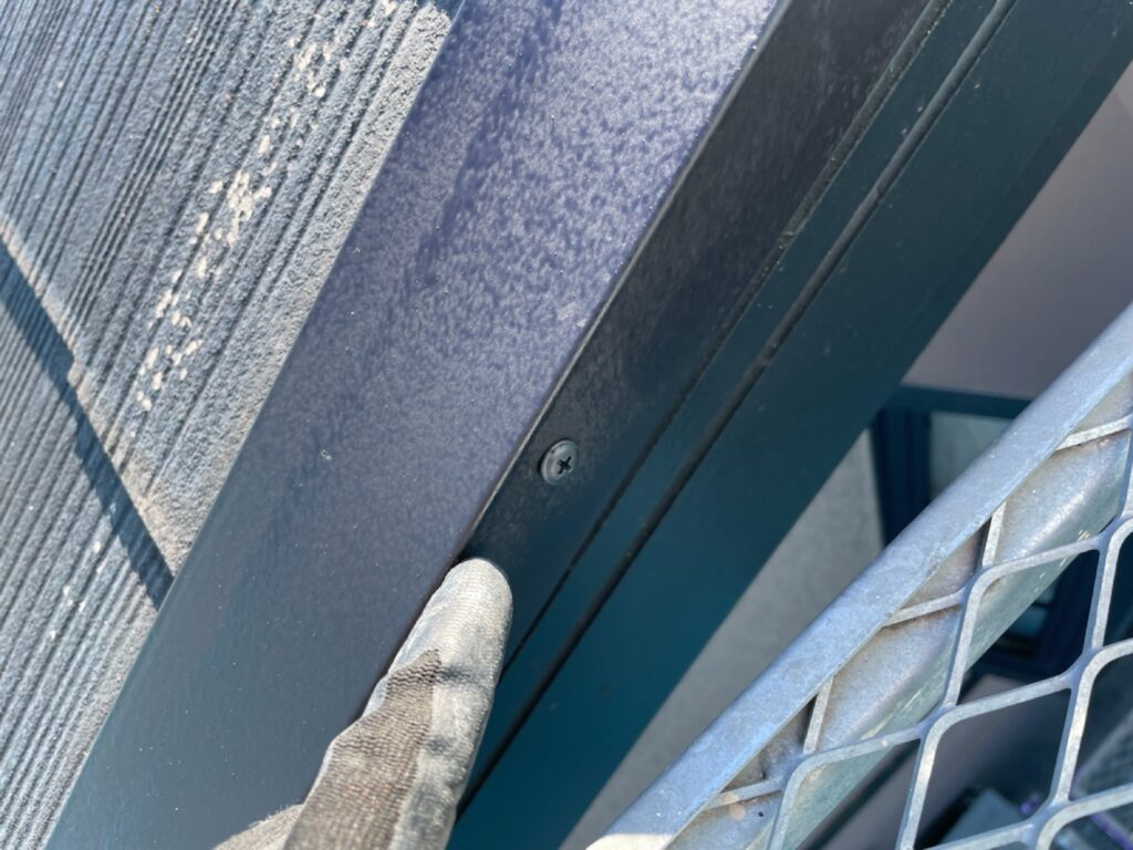 屋根板金の補強<br />
（既存の釘を抜き、パッキン付きのビスにて補強しました。）