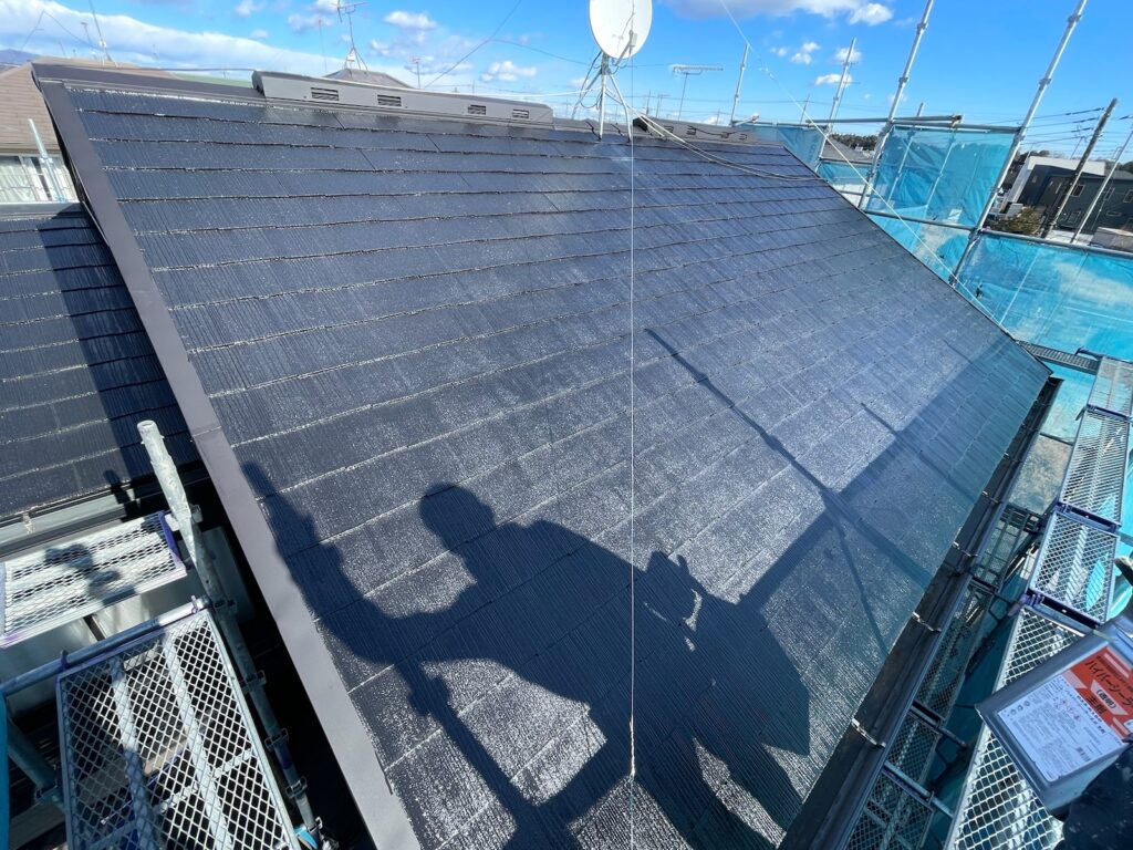 屋根下塗り（完了）<br />
※ツヤツヤに仕上がっていますので下塗りがしっかりと効いています。