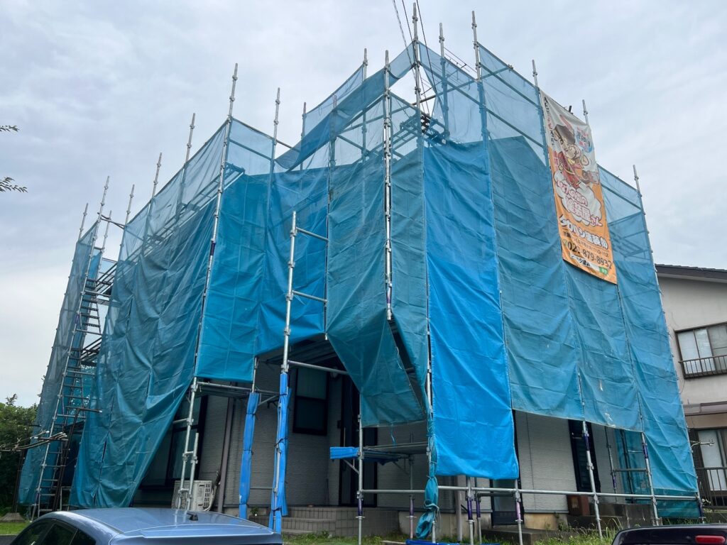 足場組立<br />
（飛散防止の為、メッシュシートも貼りました。）