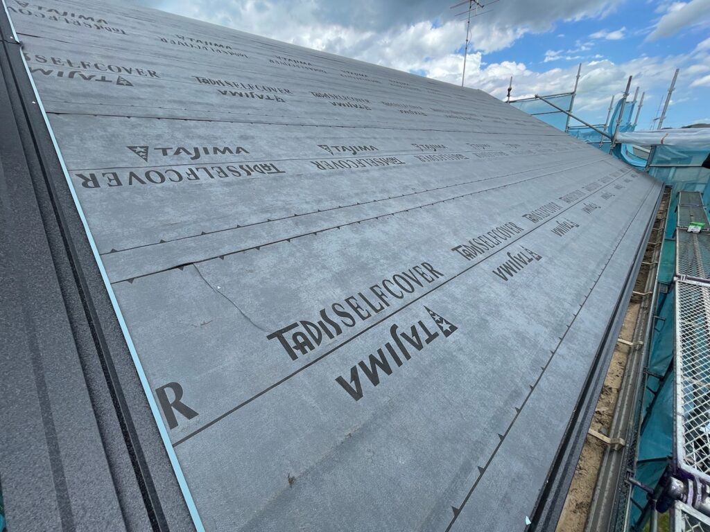 防水シート取り付け（大屋根）<br />
（ビスを使用しない、粘着タイプを使用しました。）<br />
※防水シートは雨漏れを防ぐための重要な役割です。