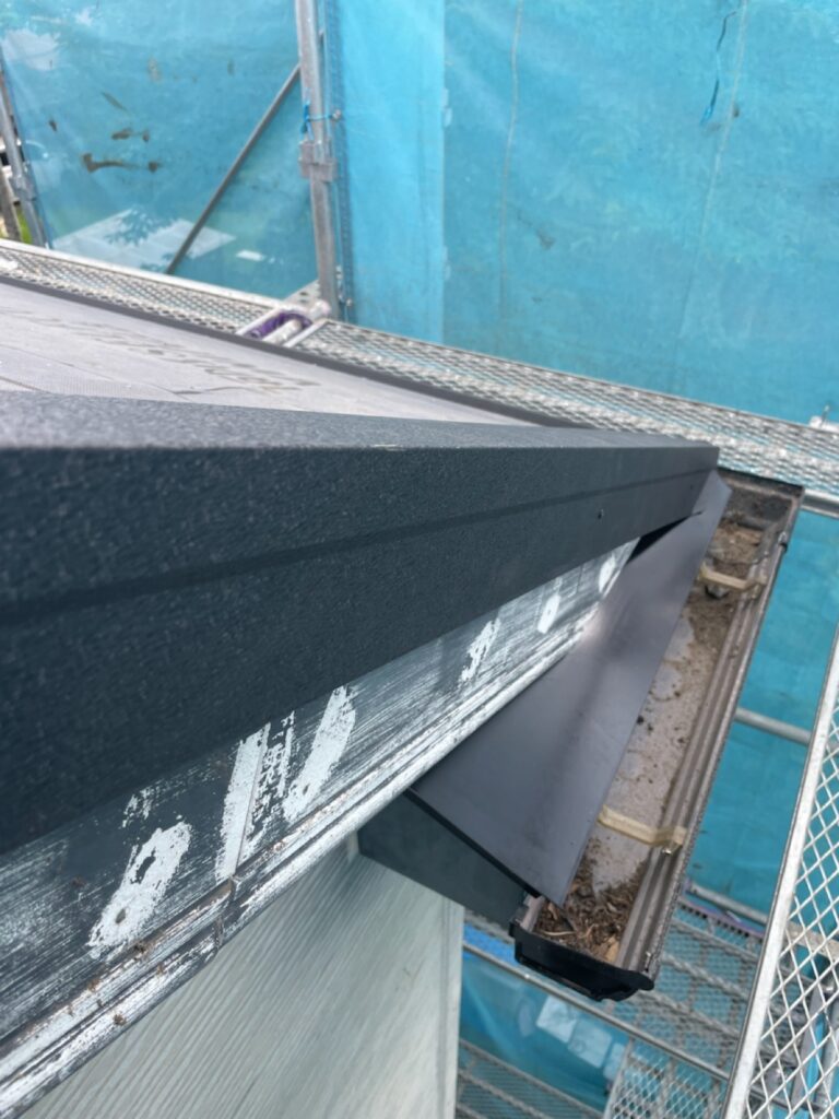 ケラバ取り付け<br />
（破風板の部分に取り付ける部材です。）