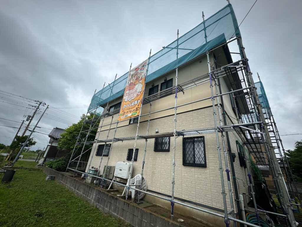 足場組立<br />
（飛散防止の為、メッシュシートも貼りました。）