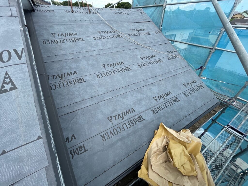 防水シート取り付け（大屋根）<br />
（ビスを使用しない、粘着タイプを使用しました。）<br />
※防水シートは雨漏れを防ぐための重要な役割です。