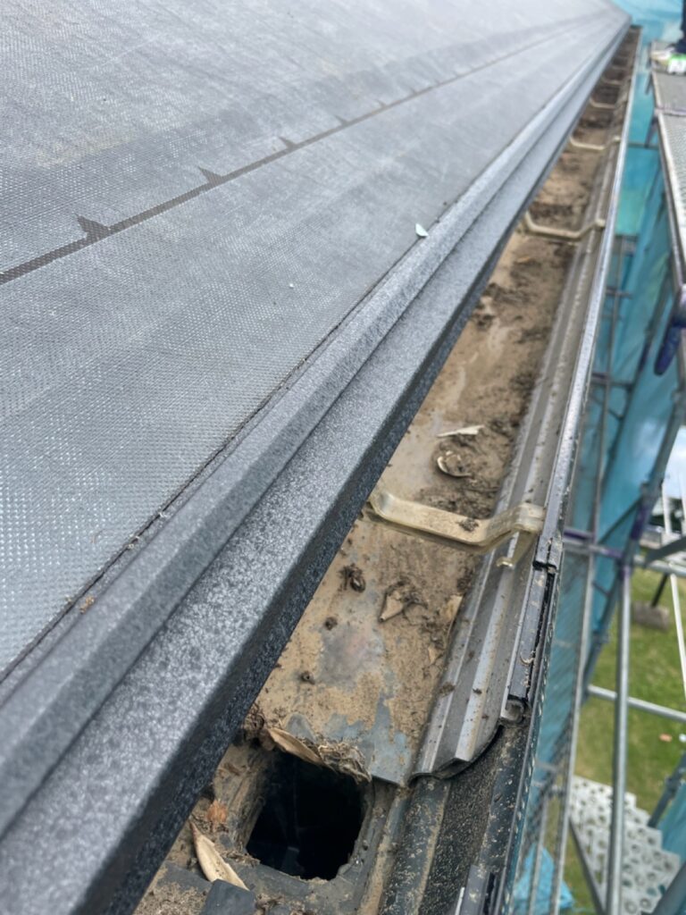 唐草スターター取り付け<br />
（屋根カバーの際に一番最初に取り付ける金物です。）