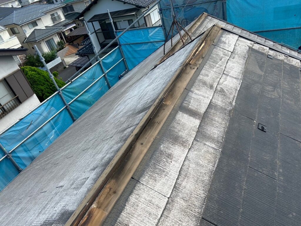 既存の棟板金撤去<br />
（下地の木が傷んでいるのが確認できました。）