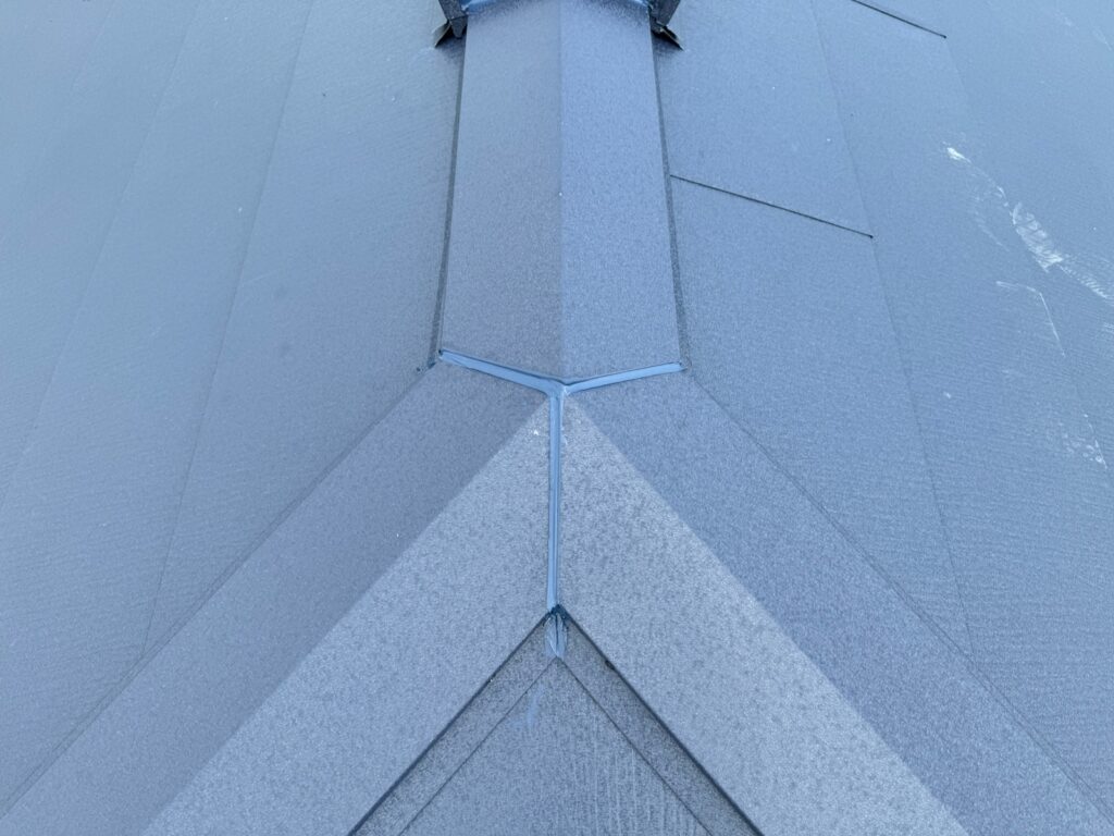 棟板金取り付け<br />
（棟包とも言います。）