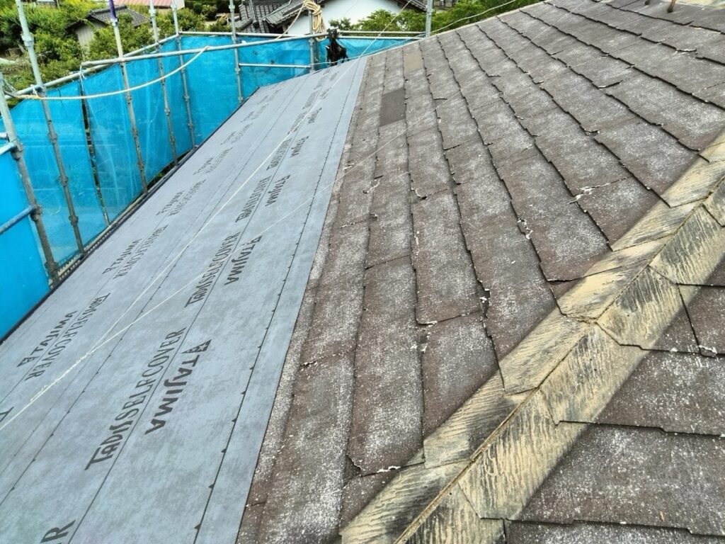 防水シート取り付け（大屋根）<br />
（ビスを使用しない、粘着タイプを使用しました。）<br />
※防水シートは雨漏れを防ぐための重要な役割です。