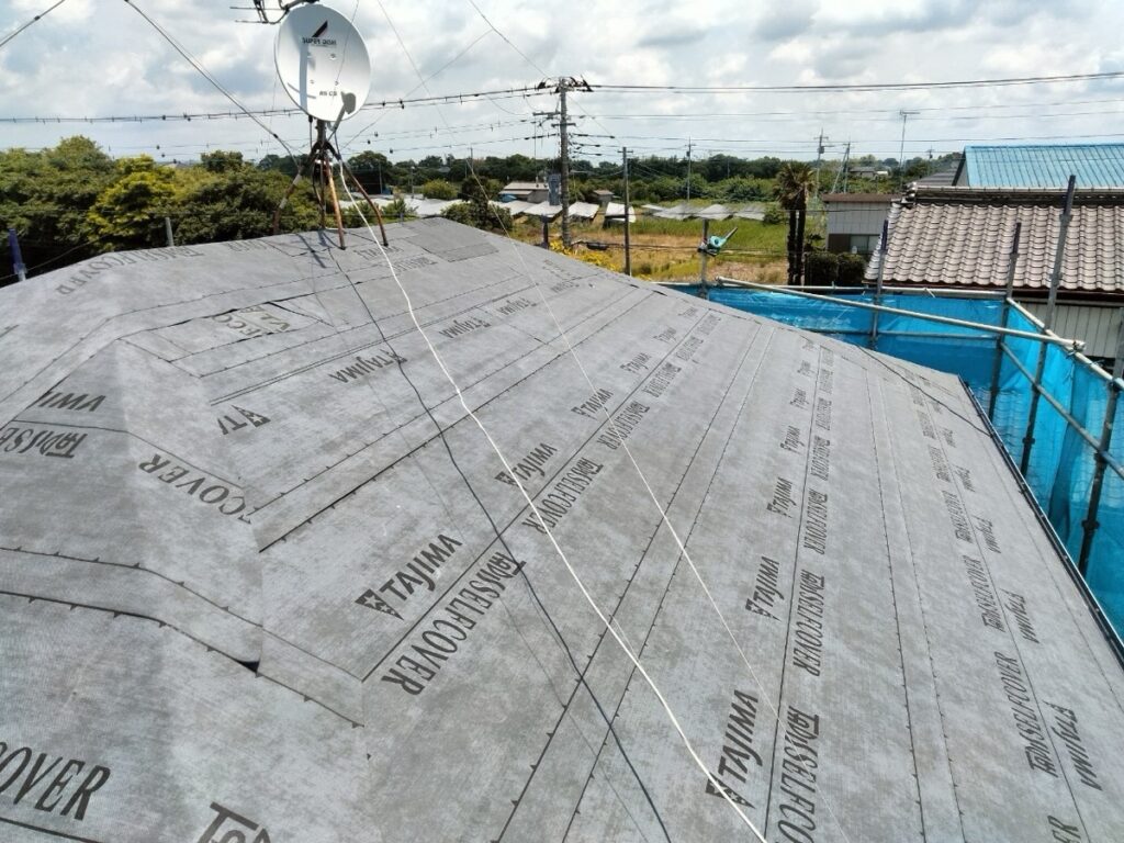 防水シート取り付け（大屋根）<br />
（ビスを使用しない、粘着タイプを使用しました。）<br />
※防水シートは雨漏れを防ぐための重要な役割です。