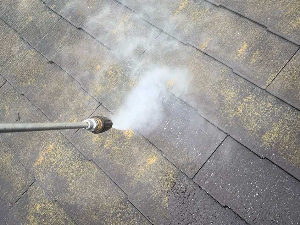 屋根洗浄<br />
（カバー工法の為、洗浄をする必要はないですが、既存のコケやカビがある状態でカバー工法は気分がよくないので弊社では洗浄を行っています。）