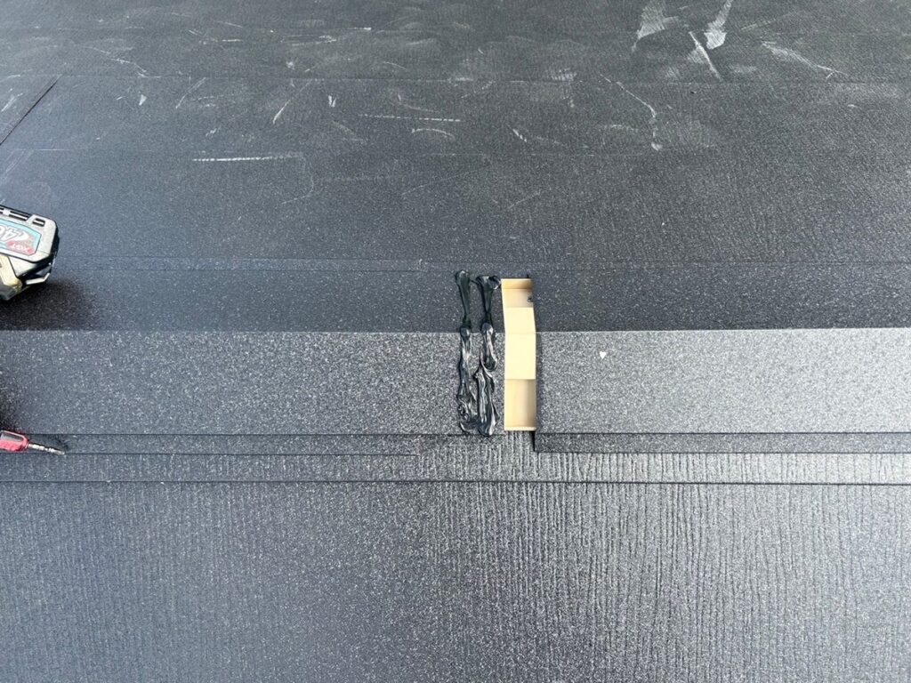 棟板金取り付け<br />
（棟包とも言います。）