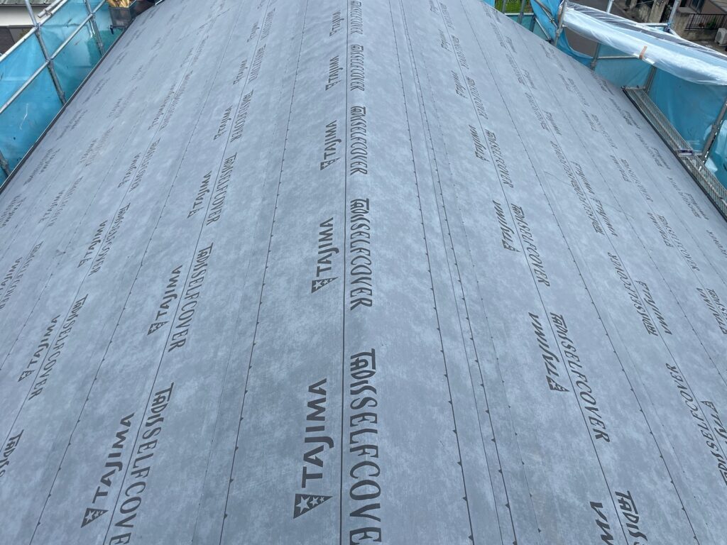 防水シート取り付け（大屋根）<br />
（ビスを使用しない、粘着タイプを使用しました。）<br />
※防水シートは雨漏れを防ぐための重要な役割です。