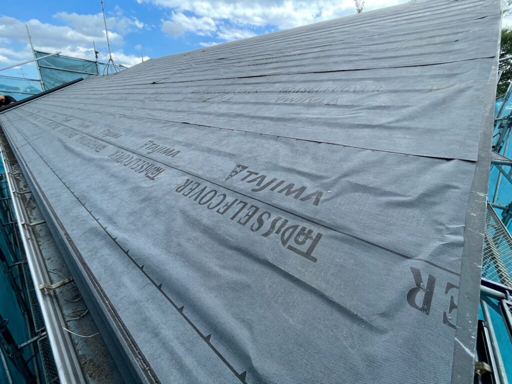 防水シート取り付け（大屋根）<br />
（ビスを使用しない、粘着タイプを使用しました。）<br />
※防水シートは雨漏れを防ぐための重要な役割です。