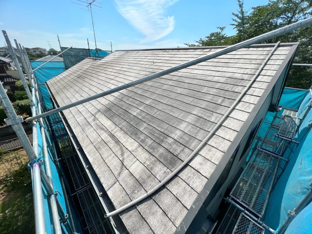 屋根洗浄<br />
（カバー工法の為、洗浄をする必要はないですが、既存のコケやカビがある状態でカバー工法は気分がよくないので弊社では洗浄を行っています。）