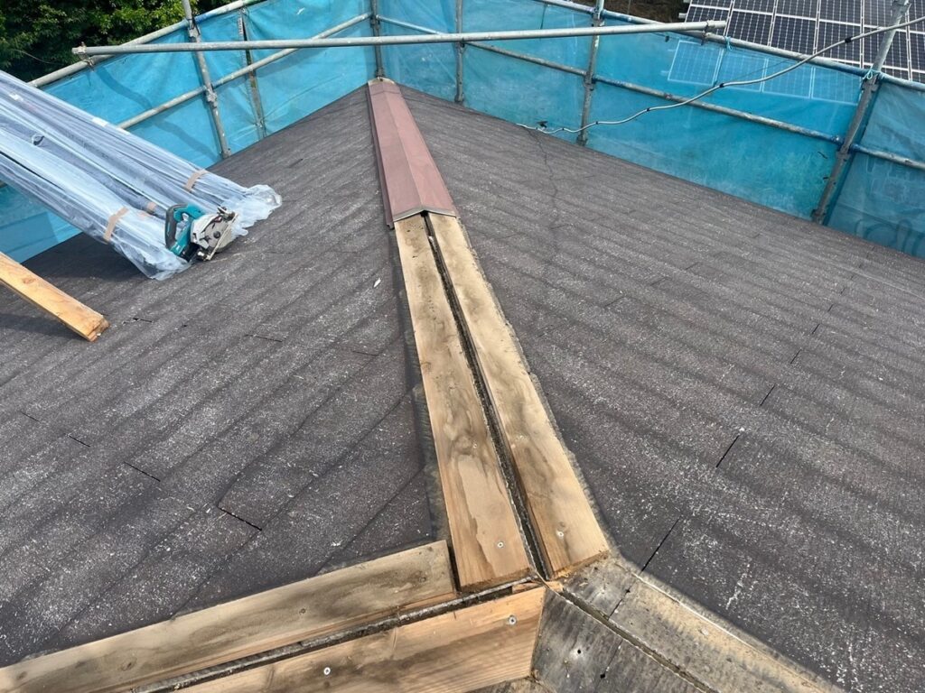 既存の棟板金撤去<br />
（下地の木が傷んでいるのが確認できました。）