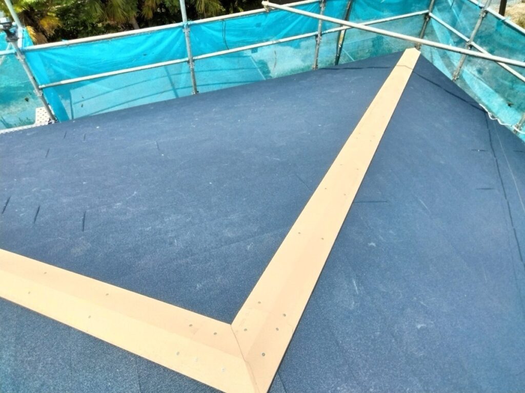 棟板金下地取り付け<br />
（今回は金属下地を使用しました。）<br />
※一般的にある、木や樹脂の下地よりも耐久性に優れています。）