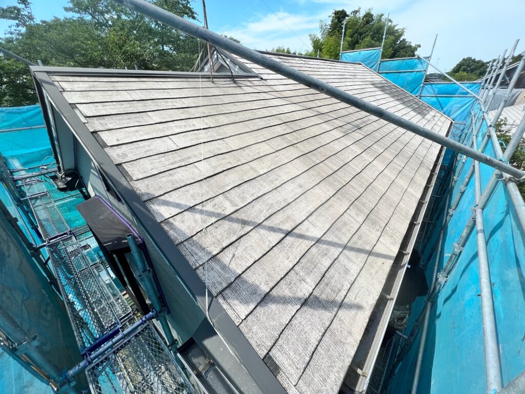 屋根洗浄後<br />
（カバー工法の為、洗浄をする必要はないですが、既存のコケやカビがある状態でカバー工法は気分がよくないので弊社では洗浄を行っています。）