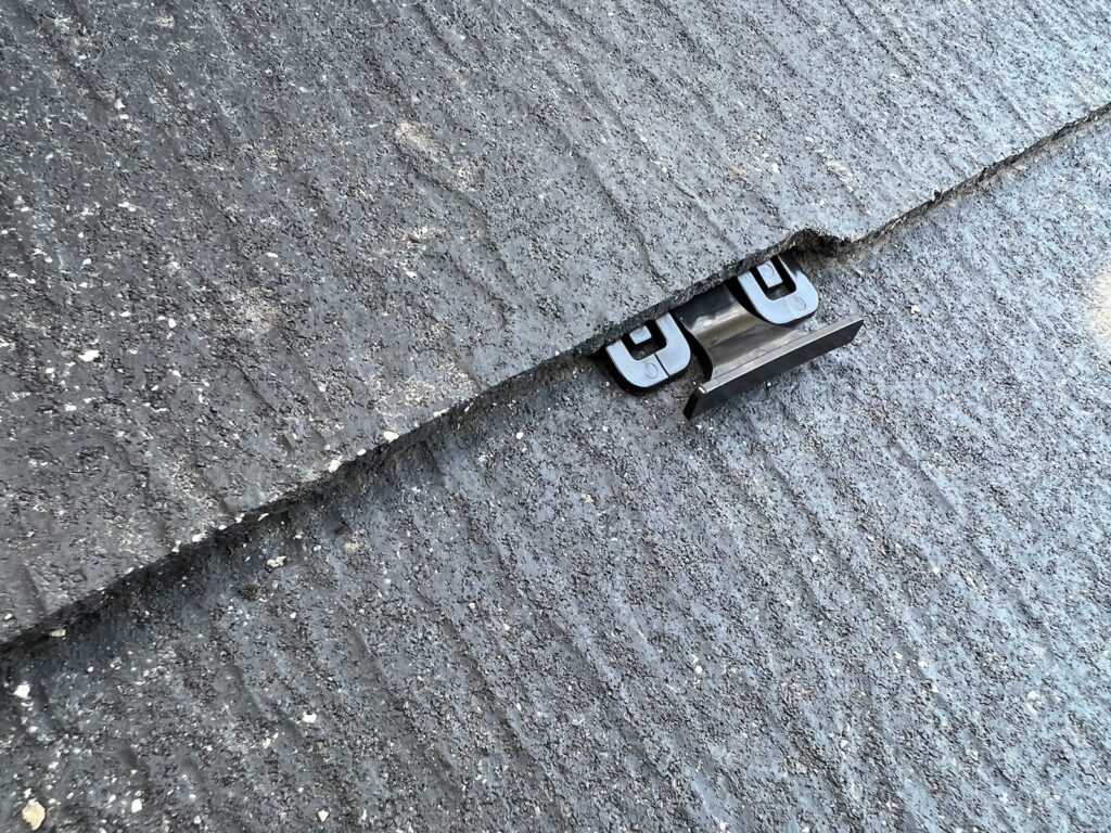 縁切り・タスペーサー01取り付け<br />
（雨漏れ防止の為）