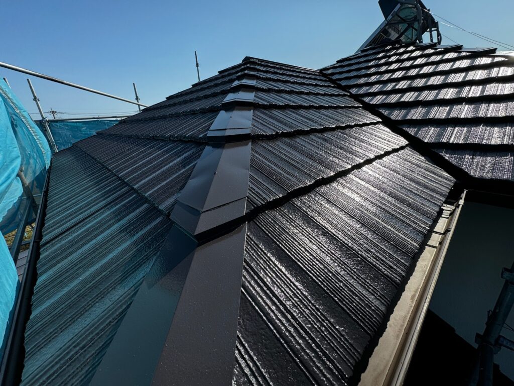 屋根中塗り（完了）<br />
※下塗りがしっかりと効いていますので、中塗りの時点で艶がすごいです。