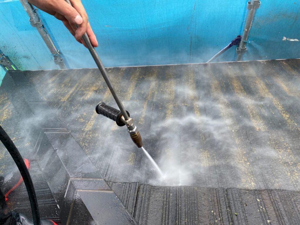 屋根洗浄<br />
（表面のコケやカビをしっかり落としました。）