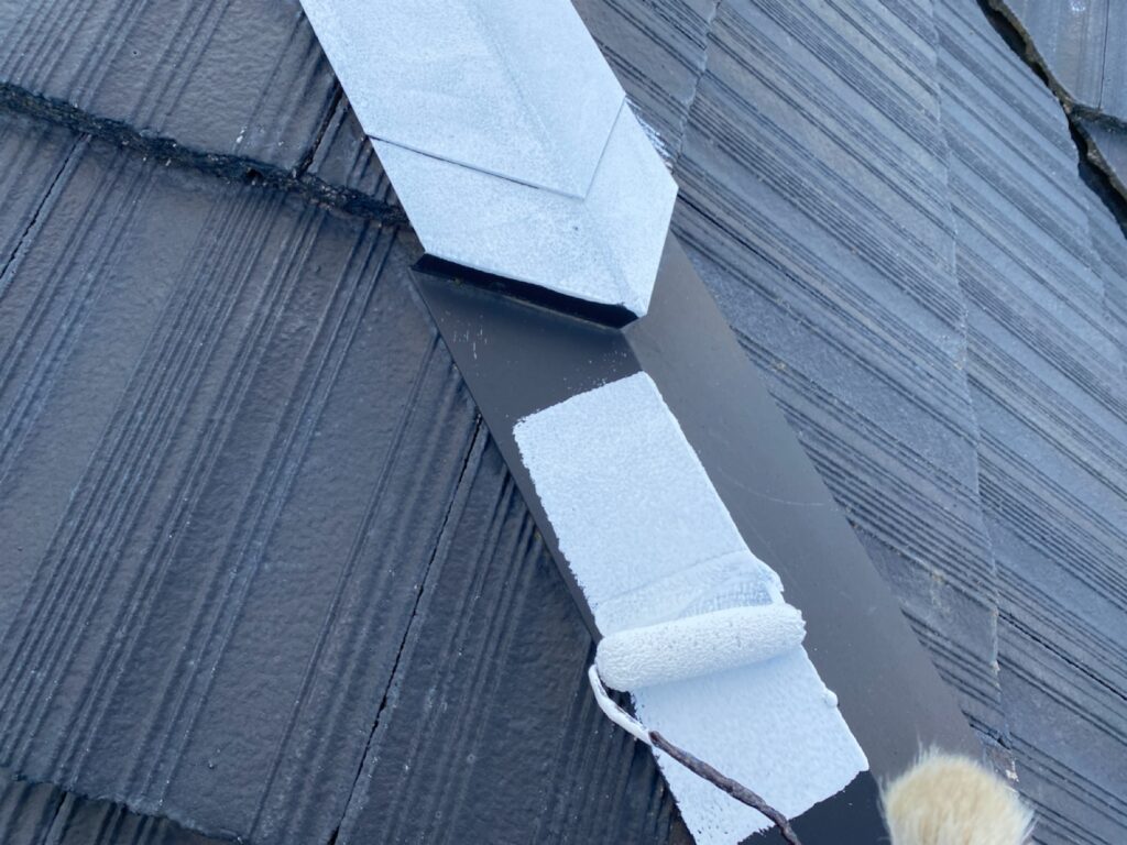 鉄部さび止め<br />
（一般的に鉄に対しては、さび止めという塗料を塗ります。）