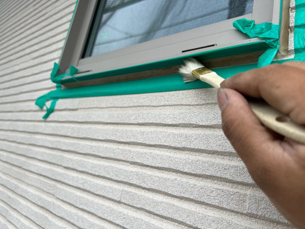 プライマー塗布<br />
（外壁とコーキングを密着させる為の接着剤です。とても重要な工程です。）