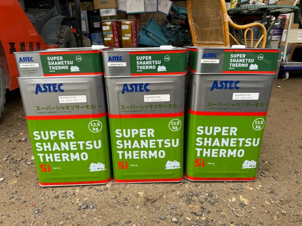 使用材料<br />
←屋根上塗り材料（遮熱塗料）