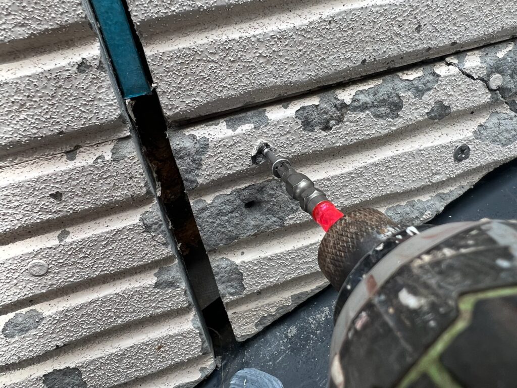 サイディングビス打ち込み（塗装前の下地補修）