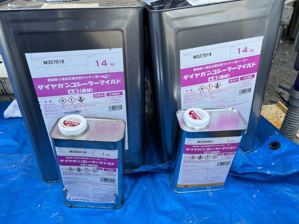 使用材料<br />
←屋根下塗り