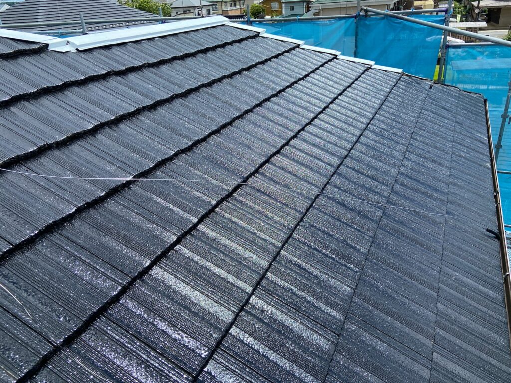 屋根下塗り（完了）<br />
※ツヤツヤに仕上がっていますので下塗りがしっかりと効いています。