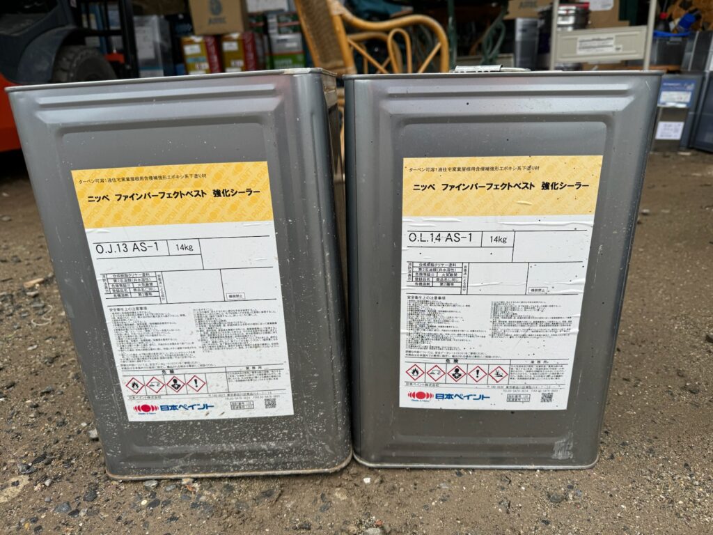 使用材料<br />
←屋根下塗り材料<br />
（一般的な塗料よりも、密着力が強い下塗り材を使用しました。）