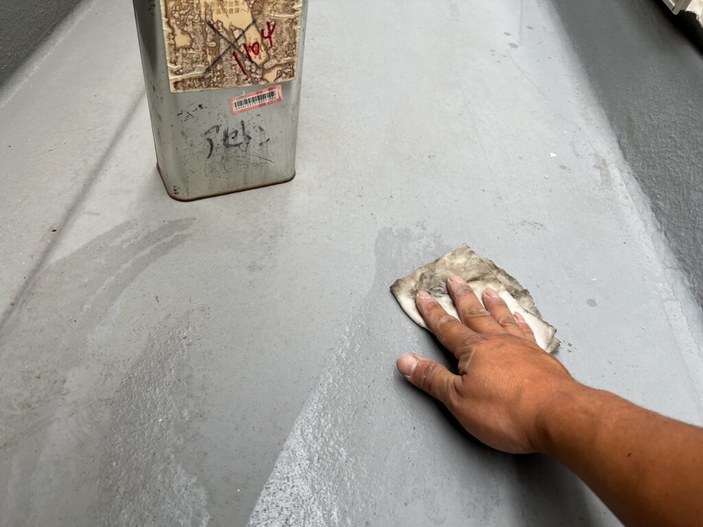 ベランダ床アセトン拭き<br />
（油分を取るためにアセトン拭きを行いました。とても重要な工程です。）