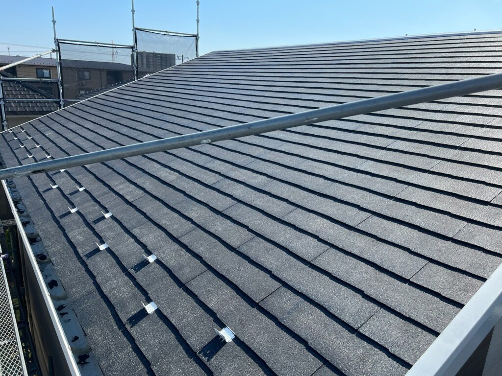 下塗り１回目（完了）<br />
（傷みが激しく、下塗りが吸い込まれてしまい、色が薄いです。）