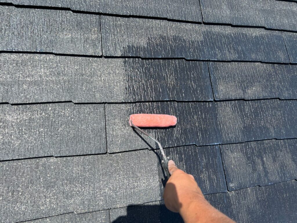 下塗り１回目<br />
（傷みが激しく、下塗りが吸い込まれてしまっています。）