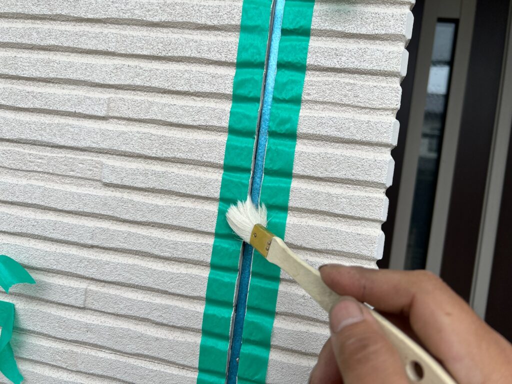 プライマー塗布<br />
（外壁とコーキングを密着させる為の接着剤です。とても重要な工程です。）
