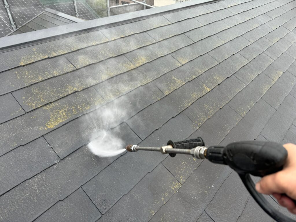 屋根高圧洗浄<br />
（表面のコケやカビをしっかり落としました。）