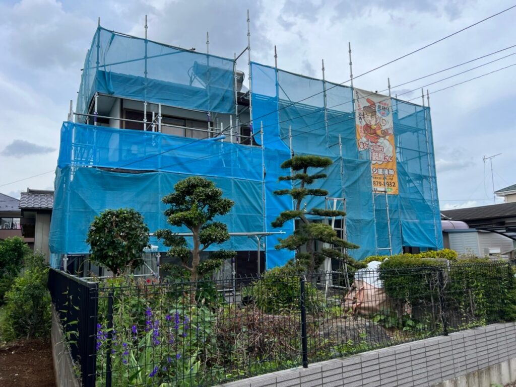 足場組立<br />
（塗料が飛散しないようにメッシュもしっかりとはりました）