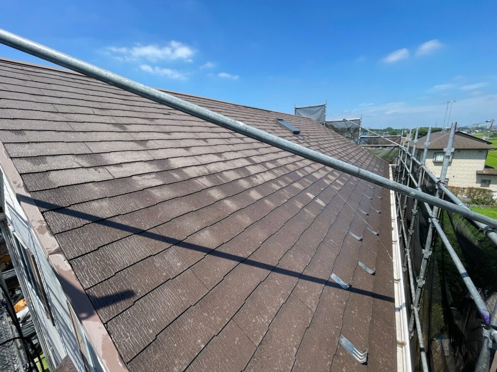 屋根洗浄後<br />
(カバー工法の為、洗浄をする必要はないですが、既存のコケやカビがある状態でカバー工法は気分がよくないので弊社では洗浄を行っています。)