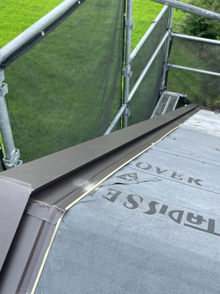 ケラバ取り付け<br />
(破風板の部分に取り付ける部材です。)