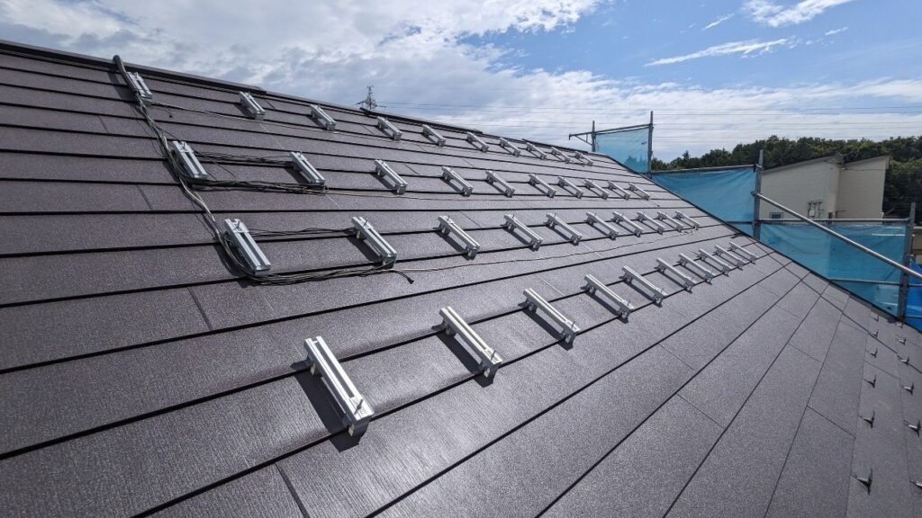 ソーラーパネル架台取り付け<br />
（※使用した架台は、屋根に穴をあけない、キャッチクランプを使用しました。）