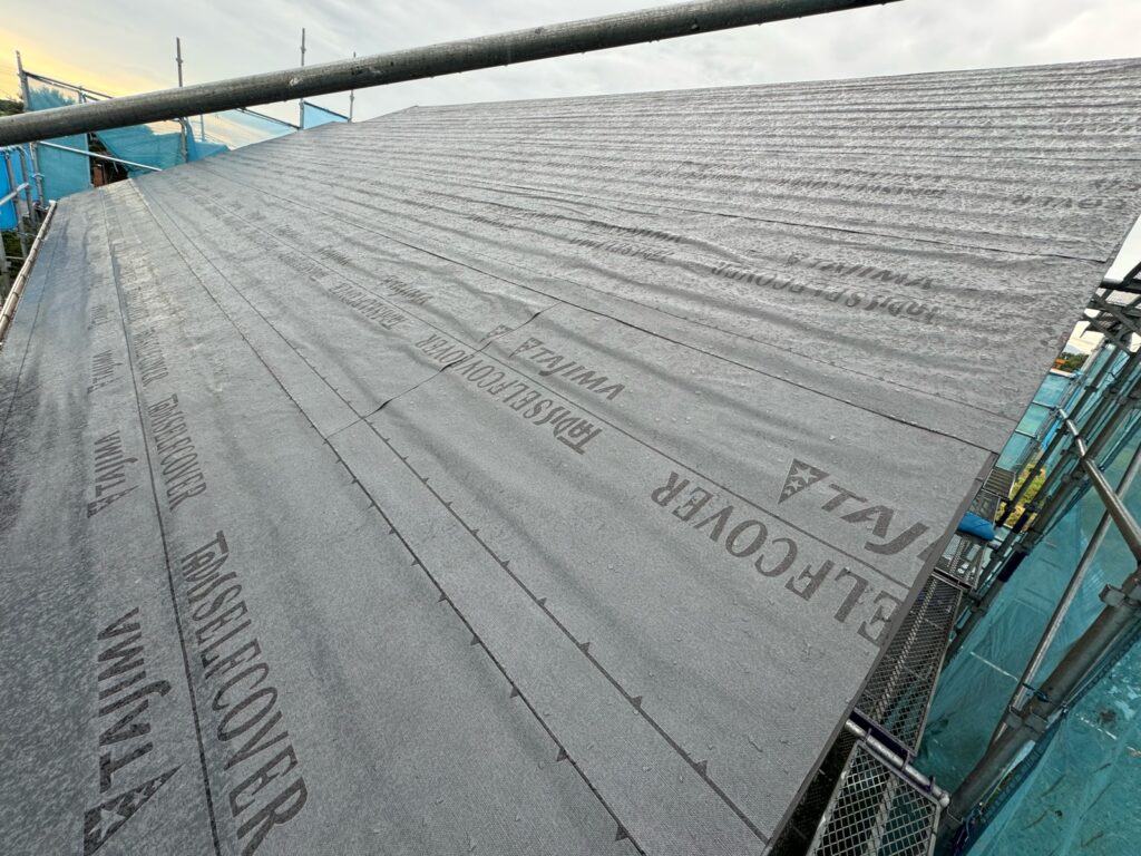 防水シート取り付け（大屋根）<br />
（ビスを使用しない、粘着タイプを使用しました。）<br />
※防水シートは雨漏れを防ぐための重要な役割です。