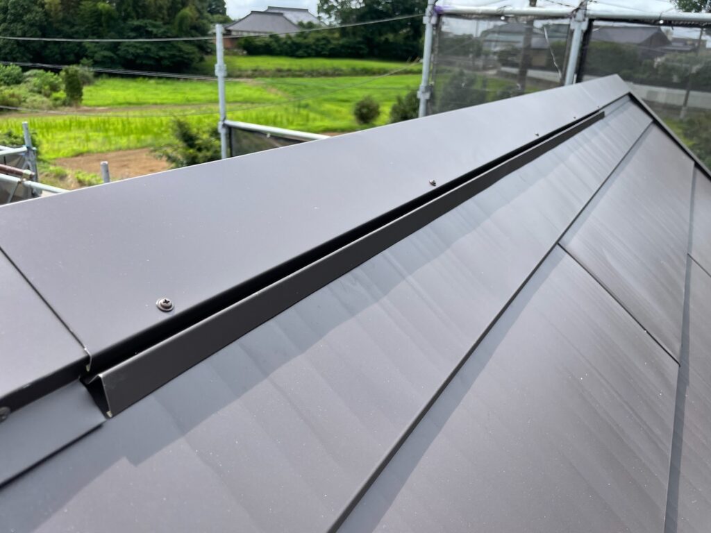 換気棟取り付け<br />
(換気棟を取り付けることにより、冬は結露対策になり、夏は室内温度上昇を制御してくれます。)