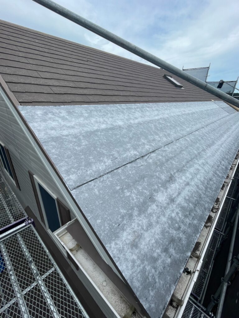 防水シート取り付け(大屋根)<br />
(ビスを使用しない、粘着タイプを使用しました。)<br />
※防水シートは雨漏れを防ぐための重要な役割です。