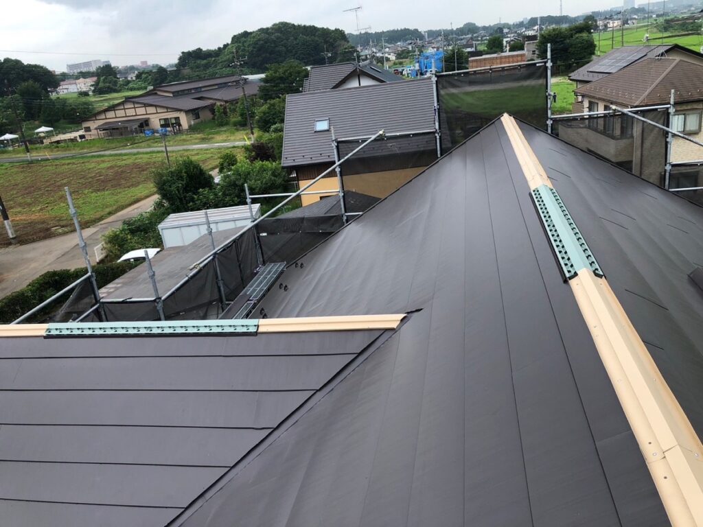 棟板金下地取り付け<br />
(今回は金属下地を使用しました。)<br />
※一般的にある、木や樹脂の下地よりも耐久性に優れています。)