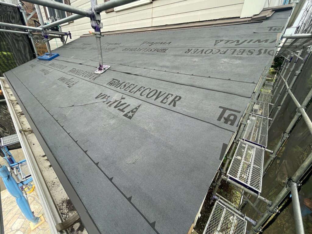 防水シート取り付け(下屋根)<br />
(ビスを使用しない、粘着タイプを使用しました。)<br />
※防水シートは雨漏れを防ぐための重要な役割です。