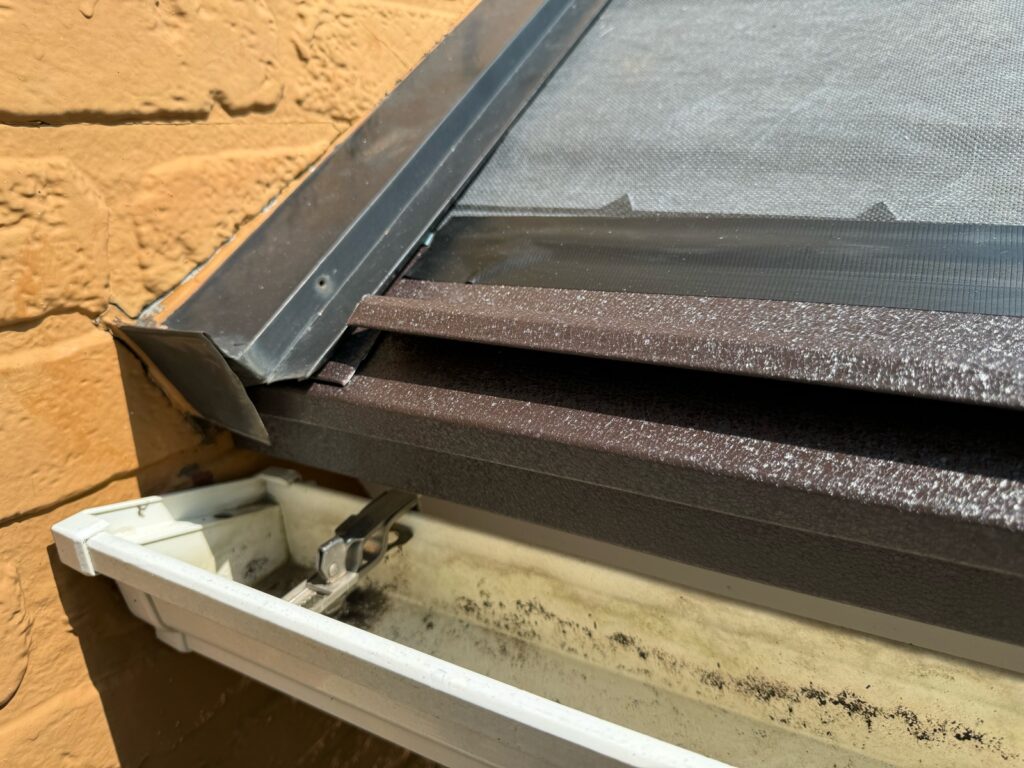 唐草スターター取り付け<br />
（屋根カバーの際に一番最初に取り付ける金物です。）