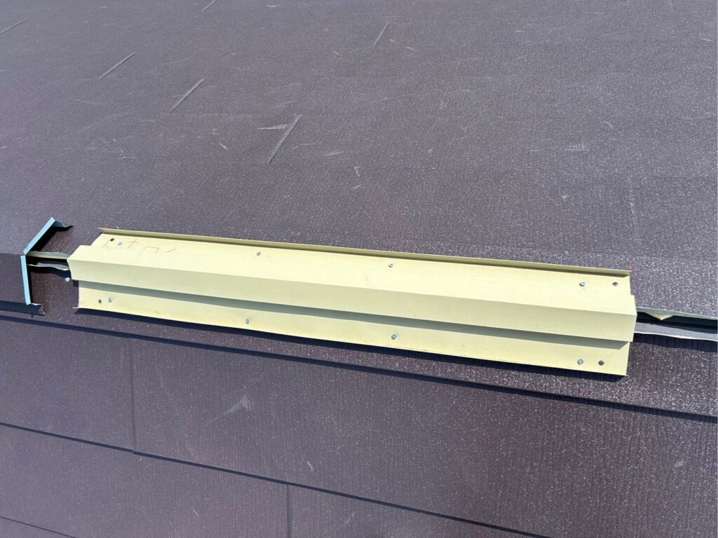 棟板金下地取り付け<br />
（今回は金属下地を使用しました。）<br />
※一般的にある、木や樹脂の下地よりも耐久性に優れています。）